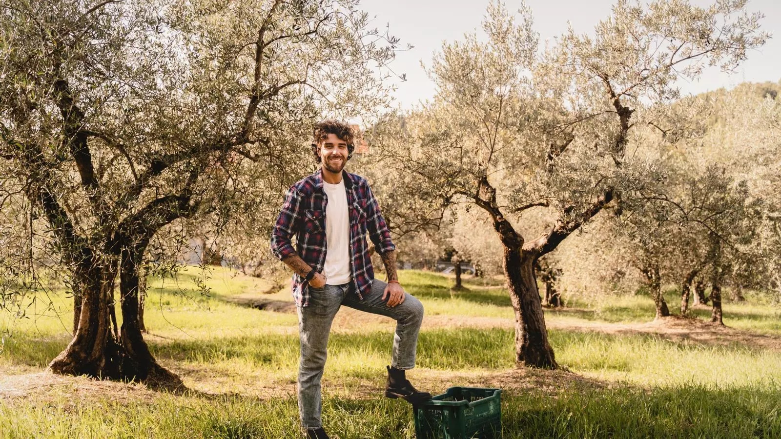 Un noi entre oliveres.